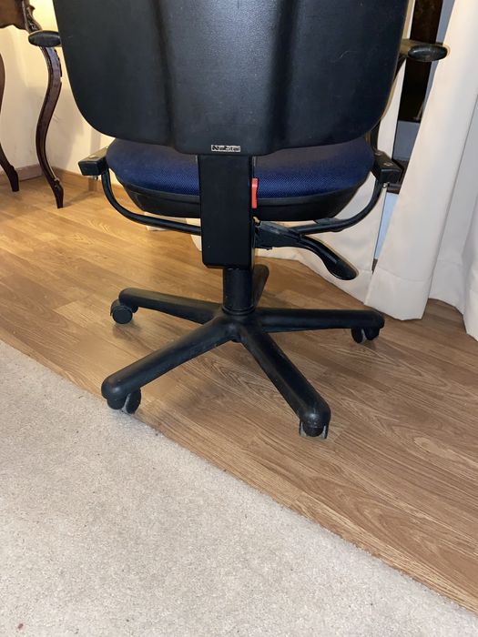 Cadeira de escritorio com rodas