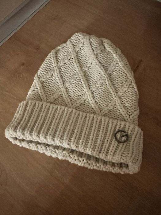 Biała ładna czapeczka G