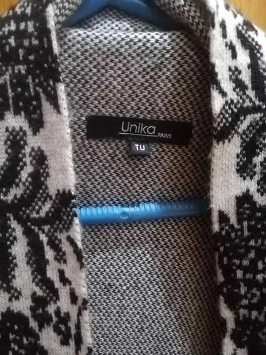 casaco branco com flores e renda preta