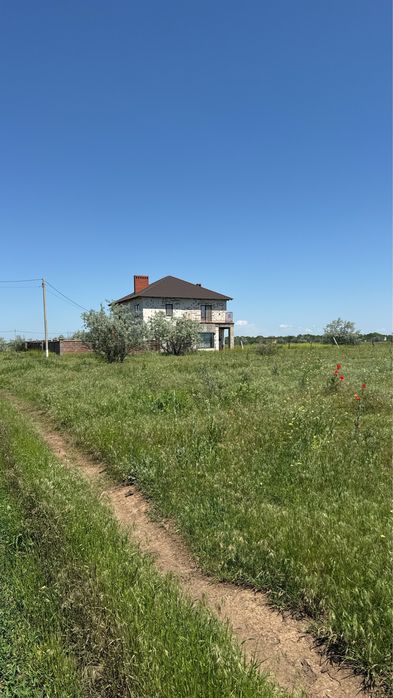 Участок 10 соток, свет и вода вдоль, село Красноселка, улица Радужная