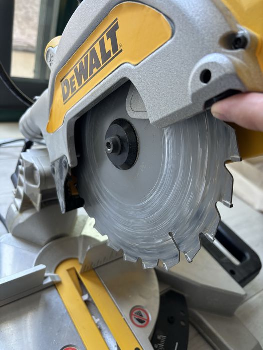 Serra Dewalt DWS777 esquadria