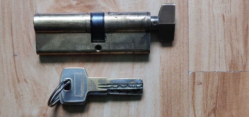 Врезной замок с цилиндром