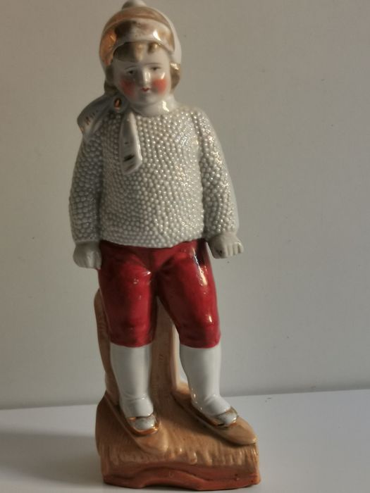 Chłopiec z porcelany na łyżwach. Antyk