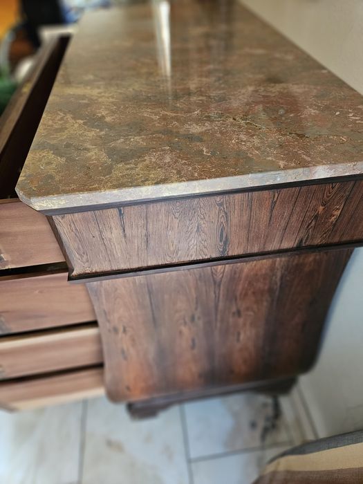 Cómoda em mogno e tampo de mármore