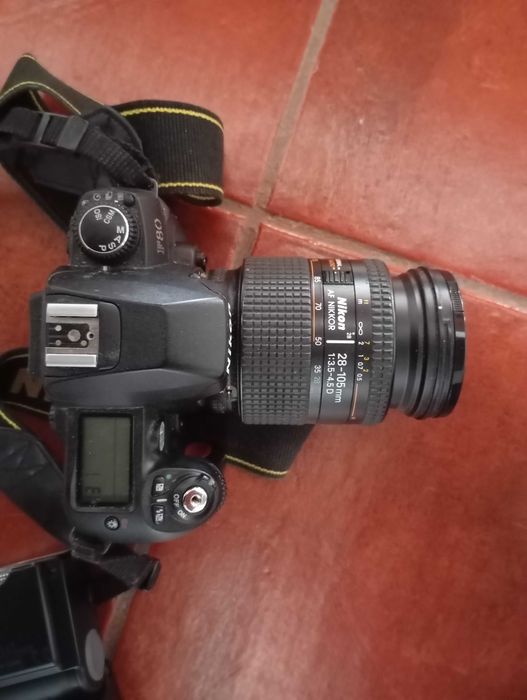 Camera Nikon F80,com flash e bolso de transporto