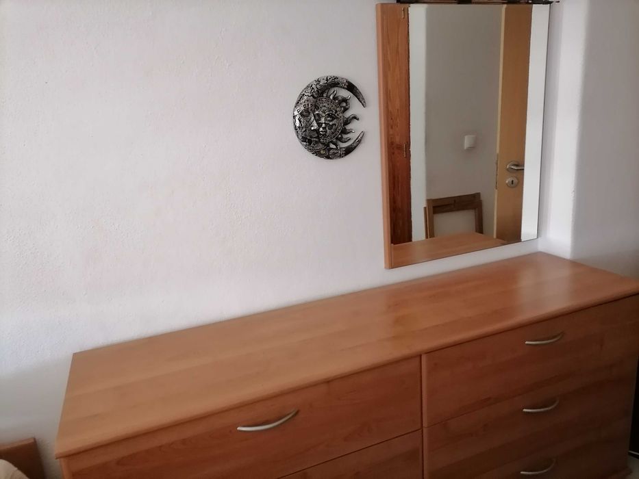 SUPER baixa de preço URGENTE. Cómoda e consolaCadeira ikea e mesa.