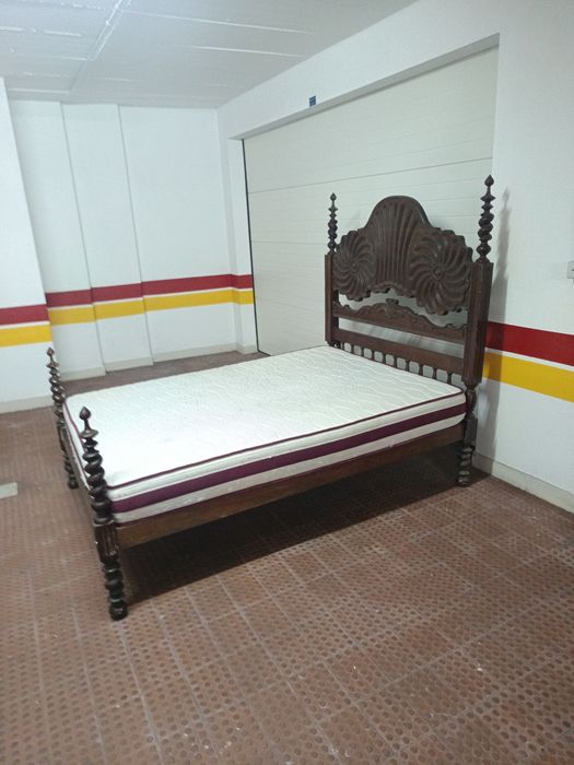 Cama de casal vintage com colchão incluido