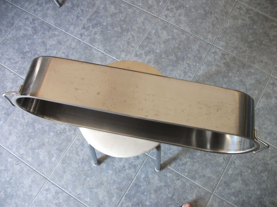 Tacho em aço inox próprio para cozer peixe inteiro.