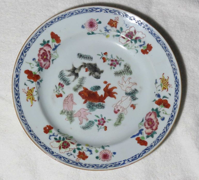 Prato Porcelana Chinesa Companhia das Indias Familia Rosa decorado com peixes nº1 Periodo Qianlong (1711–99);
