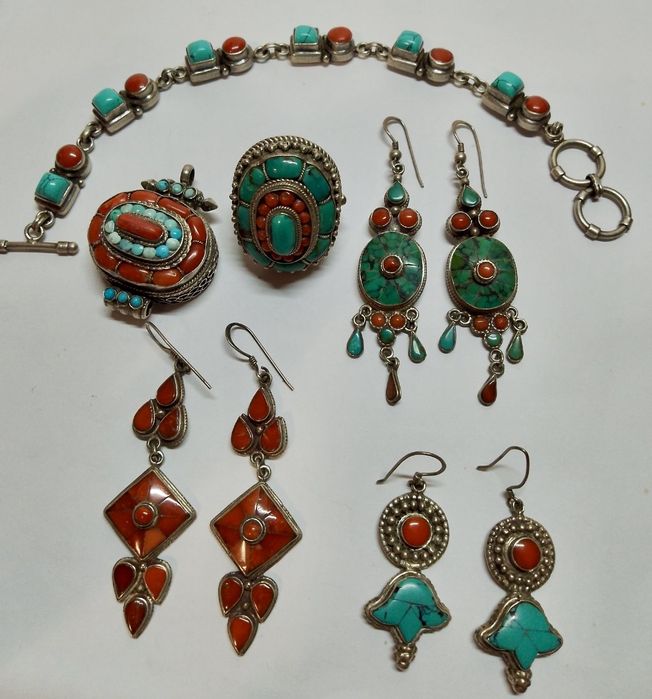 Антикварные серебряные изделия с бирюзой и кораллом