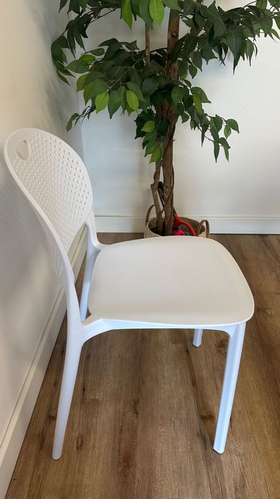 Cadeiras brancas em ótimo estado