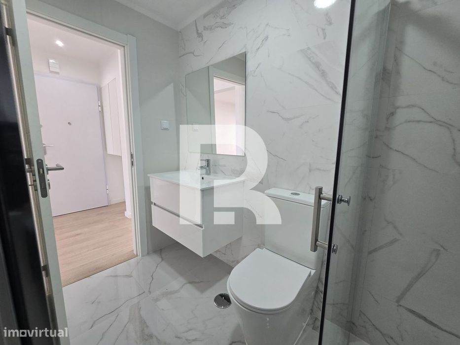 Apartamento T2 com varanda totalmente remodelado na Venteira