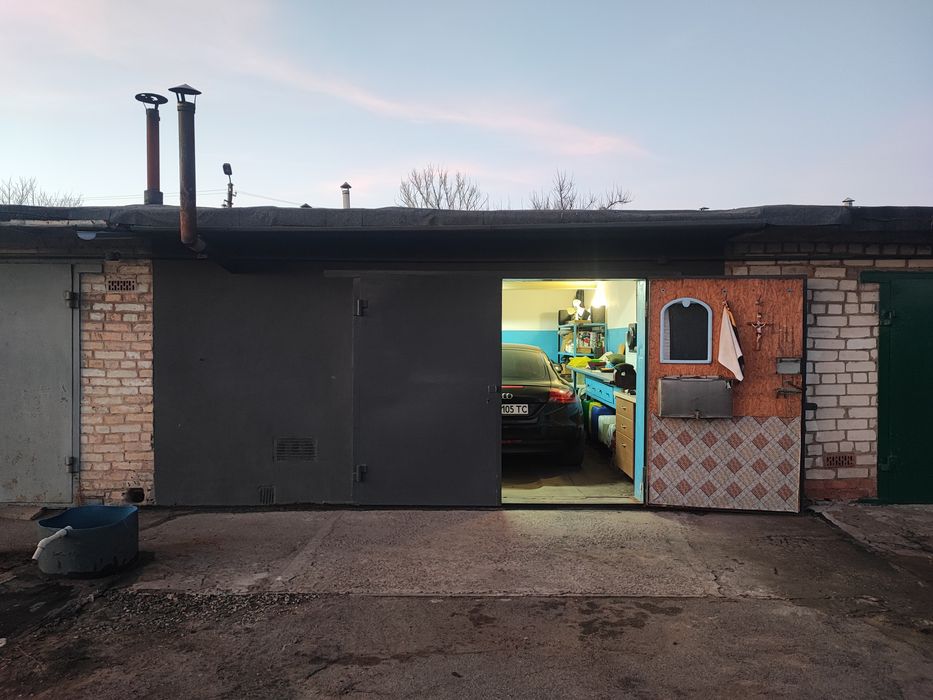 Продам большой хороший гараж на ПХЗ за 6 школой после капитального рем