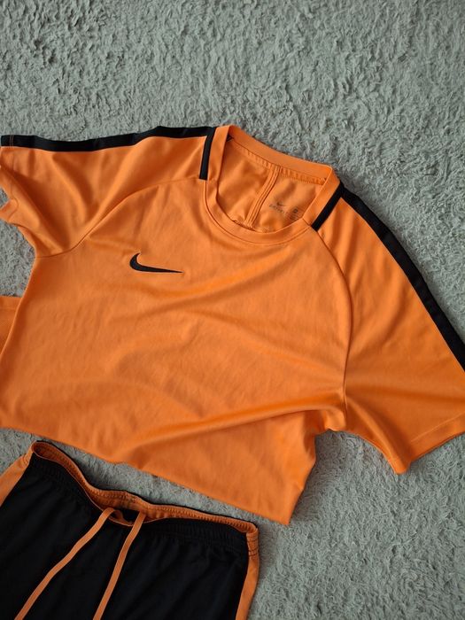 Sportowy zestaw Nike, spodenki i koszulka