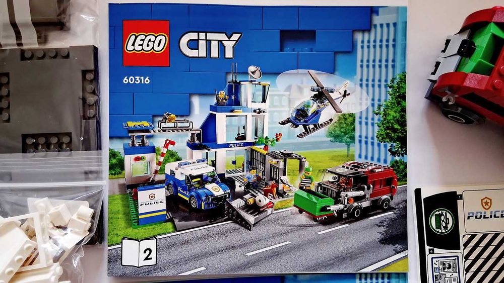 Lego City 60316 Police Station em peças novas semi montado