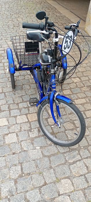 Triciclo com motor auxiliar. Único a  gasolina 2T  e a funcionar na perfeição não não á outro igual.