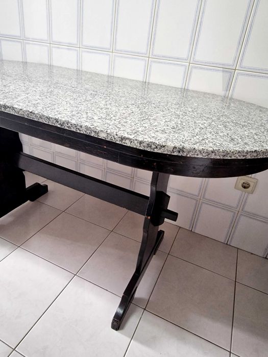 Mesa de cozinha em pinho..tampo em granito