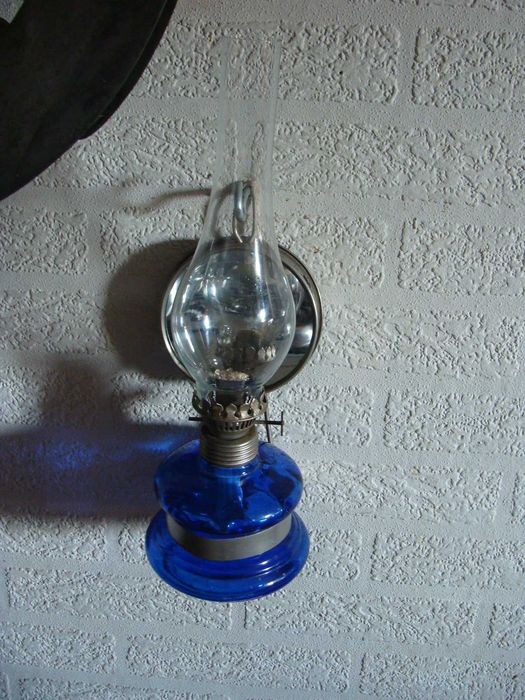 lampa naftowa z lustrem z prl-u w bardzo dobrym stanie zachowania