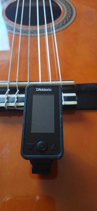 Guitarra Valencia com capa, afinador e  apoio para pé