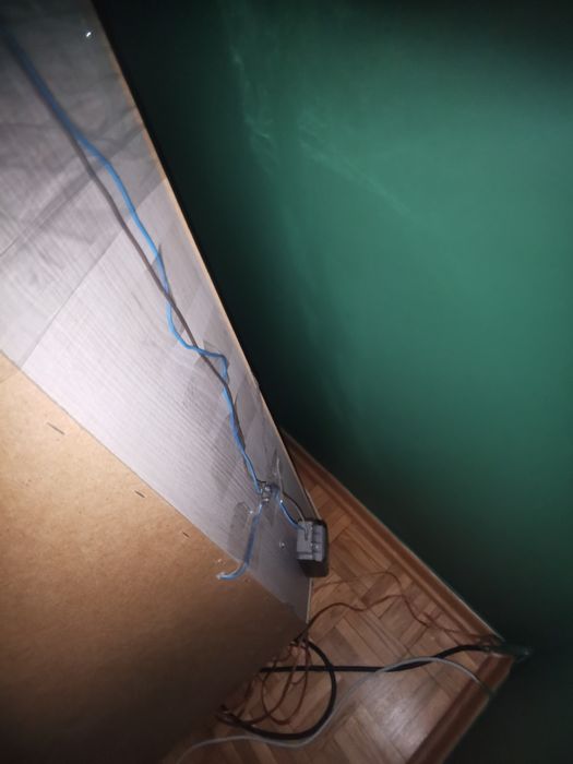 Szafa z szybą i półkami szklanymi led