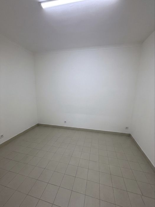 Salas para Arrendar na Principal Rua de Comércio de Santa Marta