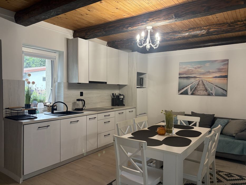 Domek na Mazurach nad jeziorem z linia brzegowa