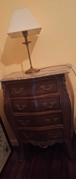 Cómodo antiga com pedra mármore