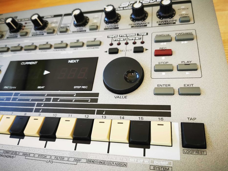 Roland MC-303 MC303 syntezator sekwenser groovebox