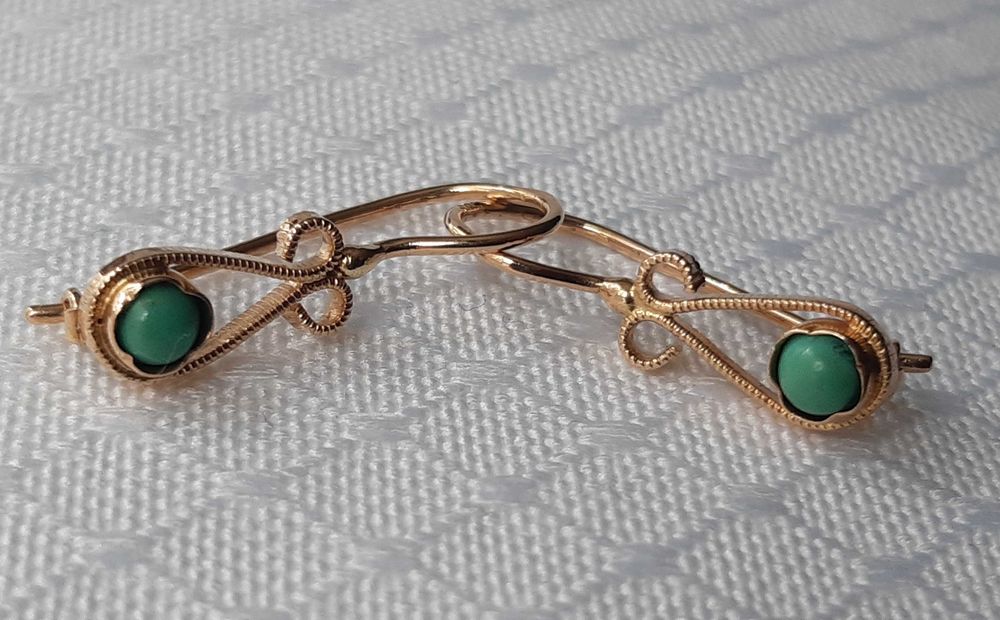 Stare złote kolczyki z naturalnym turkusem.