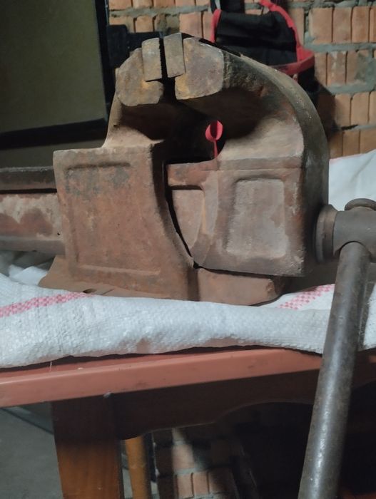 Продам тиски тяжкі. куски швелера ,труба профільна ,кругляк