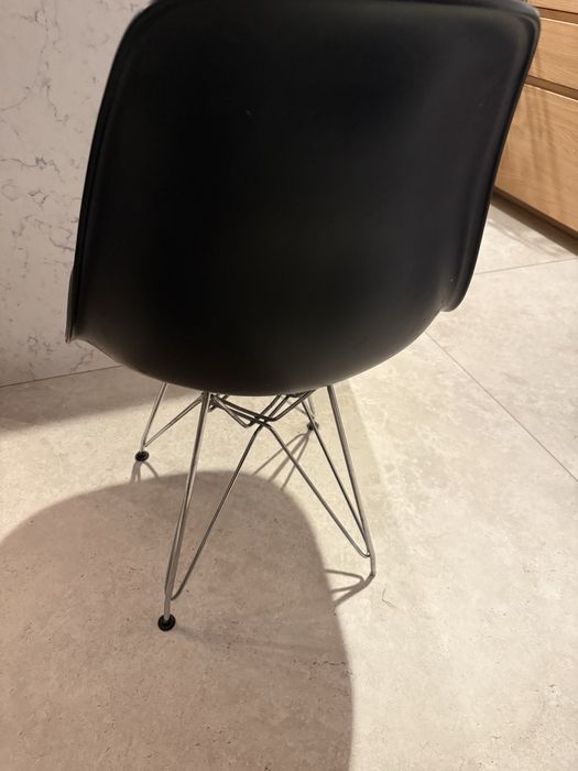 Krzesła plastikowe sprzedam