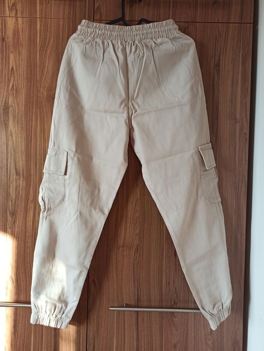 Beżowe damskie spodnie cargo