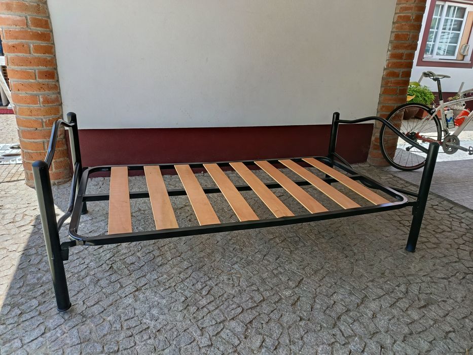 Cama de solteiro em metal
