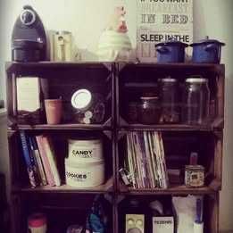 Estante de madeira feita com caixas de fruta de madeira