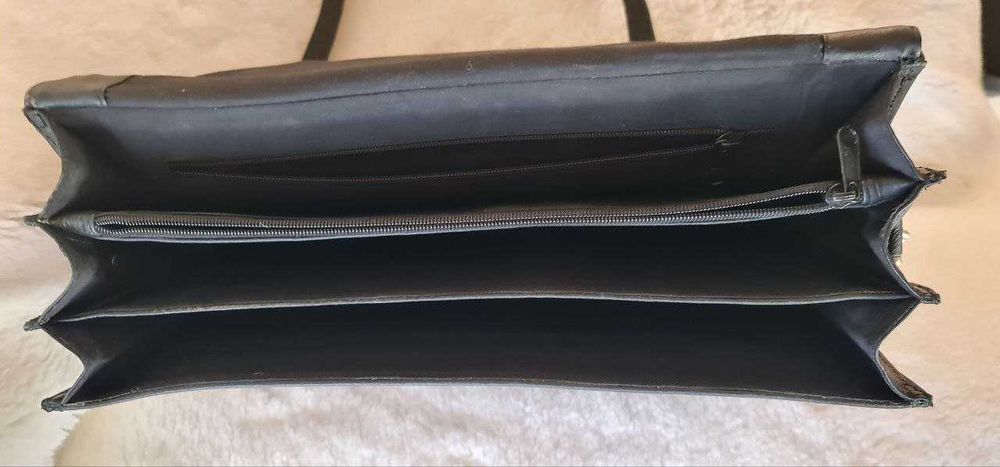 Шкіряний чоловічий портфель.