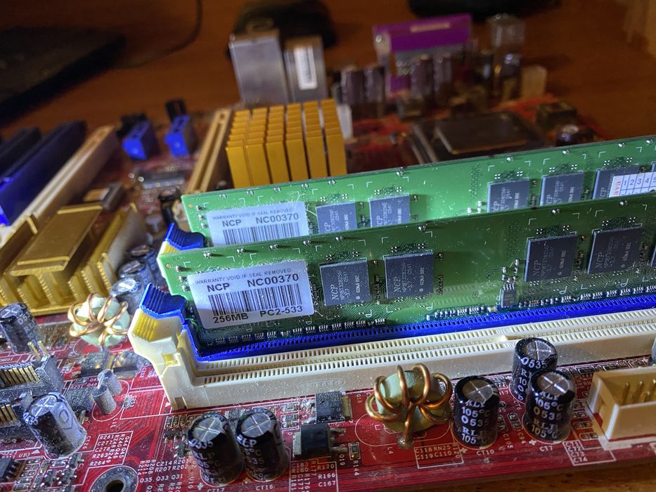 Материнская плата , с процесором и оперативной паматью