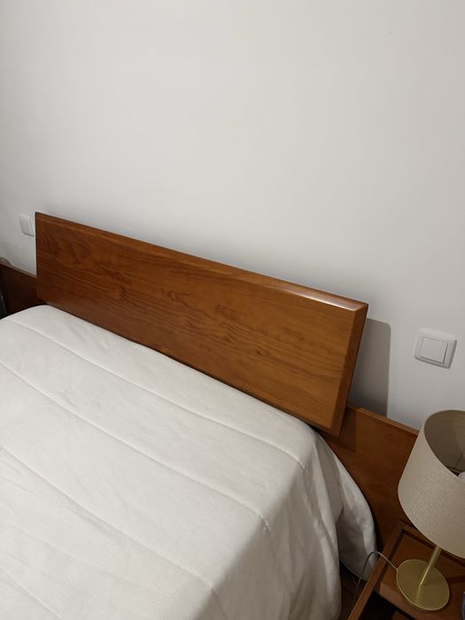 Mobília de quarto em cerejeira – cama, cómoda e 2 mesas de cabeceira