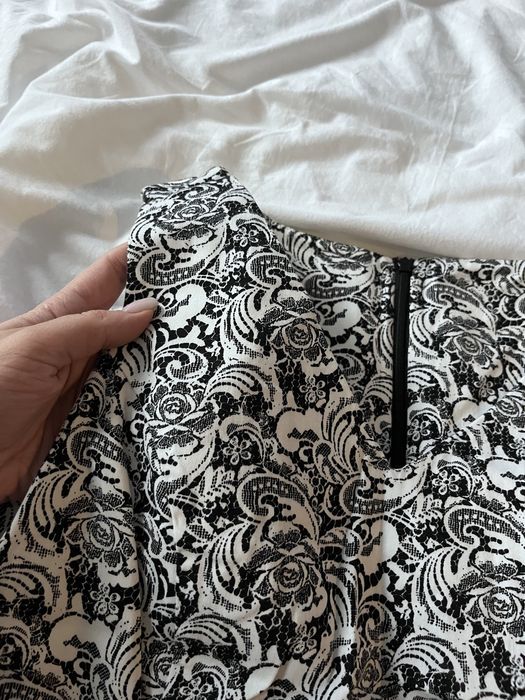 Sukienka elegancka wieczorowa w kwiaty czarno biała