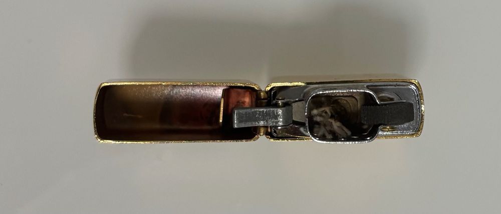 Isqueiro estilo Zippo “Logan” -  Edição Dourada (sem gás)