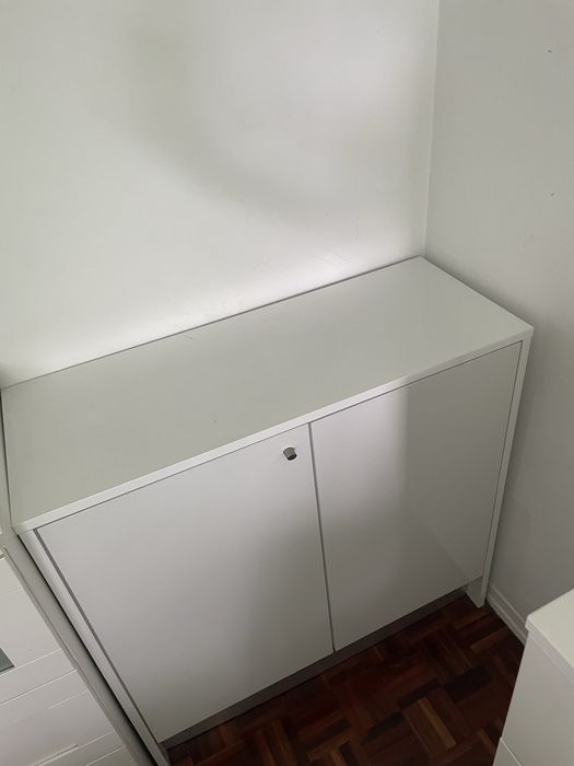 Movel branco brilhante