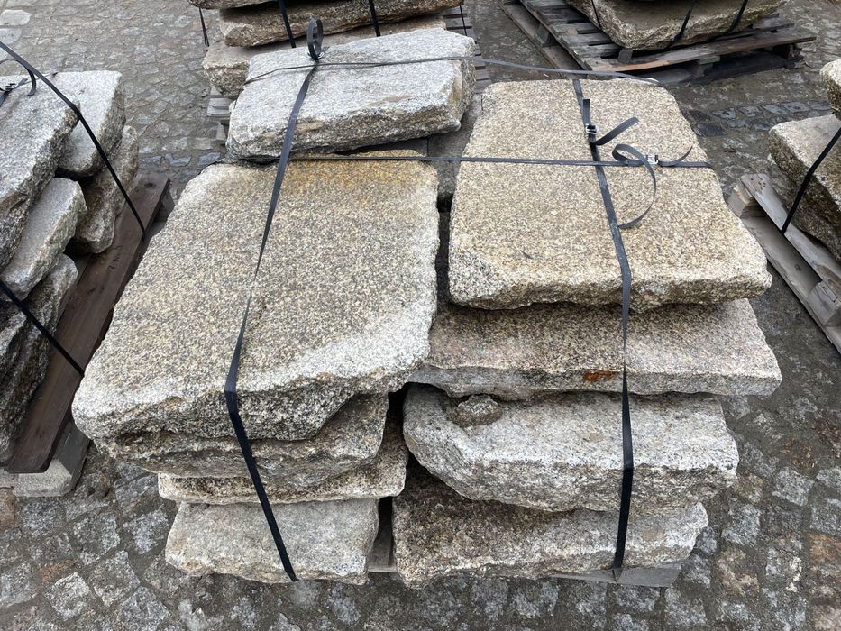 Płyty granitowe chodnikowe, ciosane, stare z rozbiórki