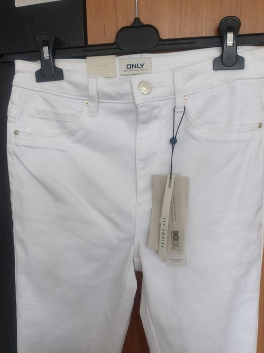 Białe jeansy skinny