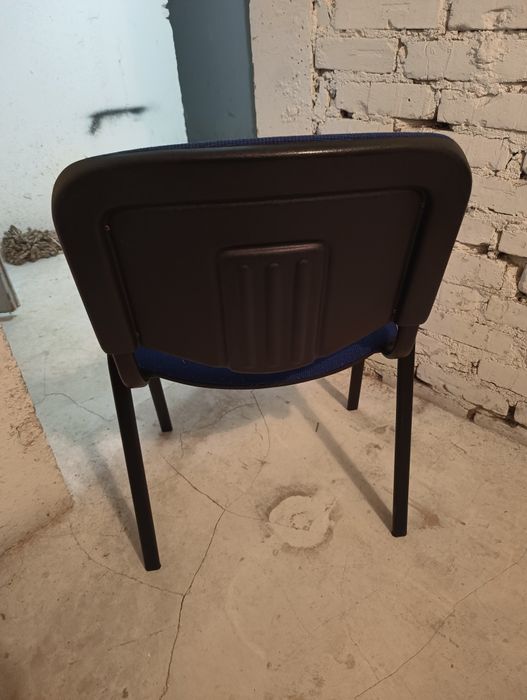 Krzesło tapicerowane biurowe.