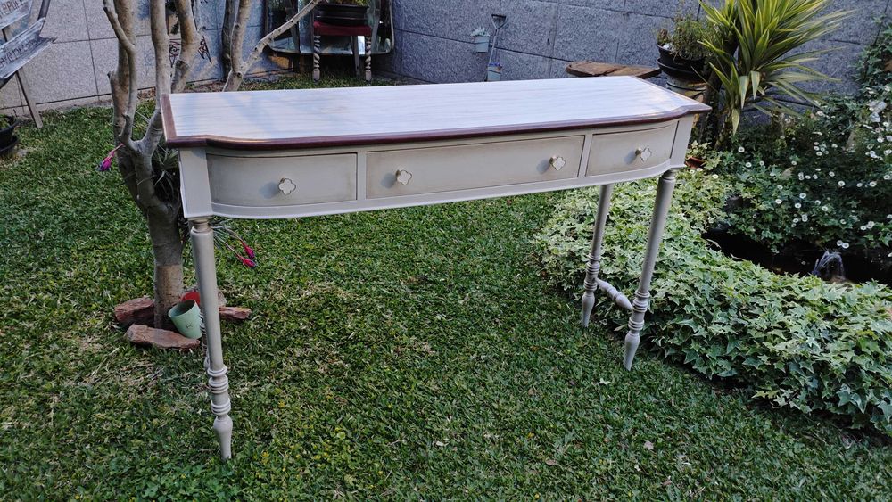 Bonito  e elegante móvel para hall ou corredor