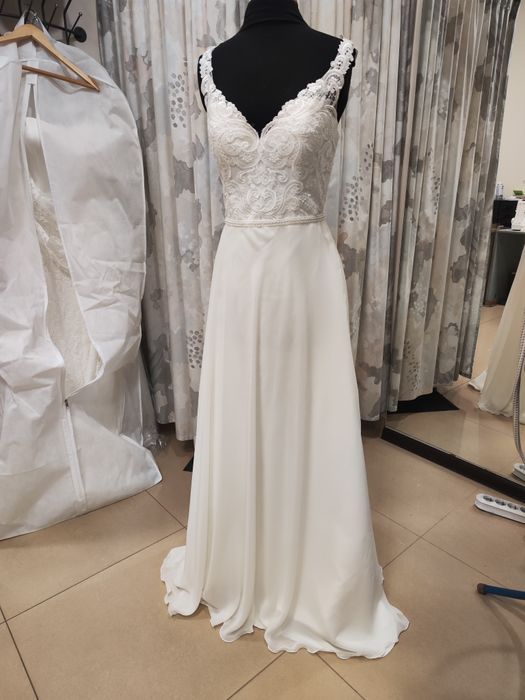 Suknia ślubna kremowa . Welon gratis.