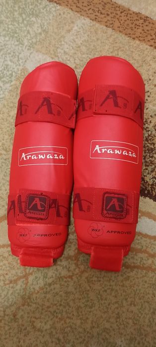Rękawice i ochraniacze na nogi do karate