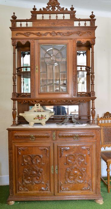 Conjunto de Mobiliário Antigo em Madeira para Restauro