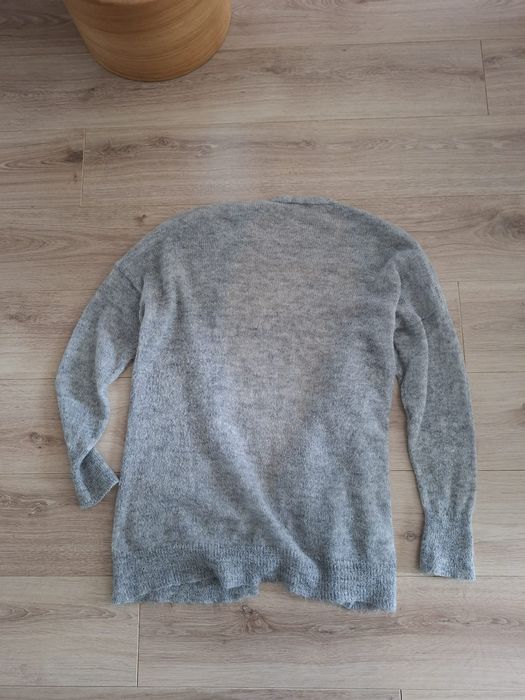 Jasnoszary sweter