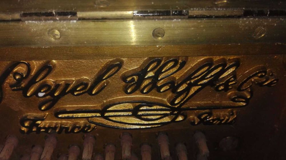 Piano sem cauda muito antigo