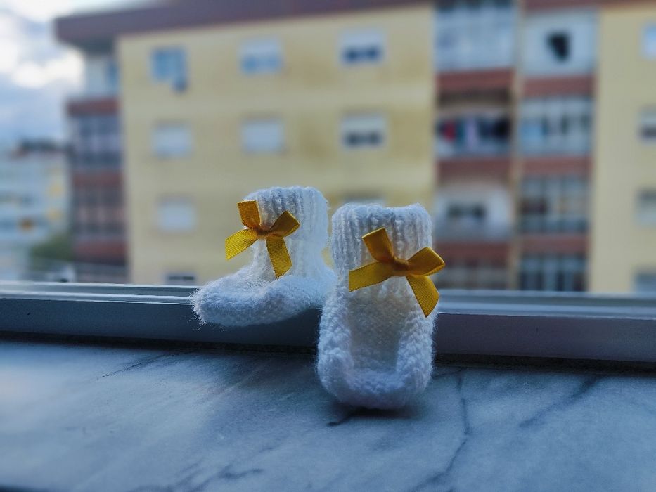 new knitted baby socks and hat for 0-3 months
